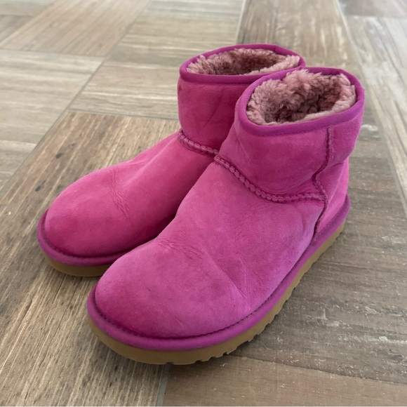 Ugg Classic Mini Boots size 7 - Picture 1 of 8